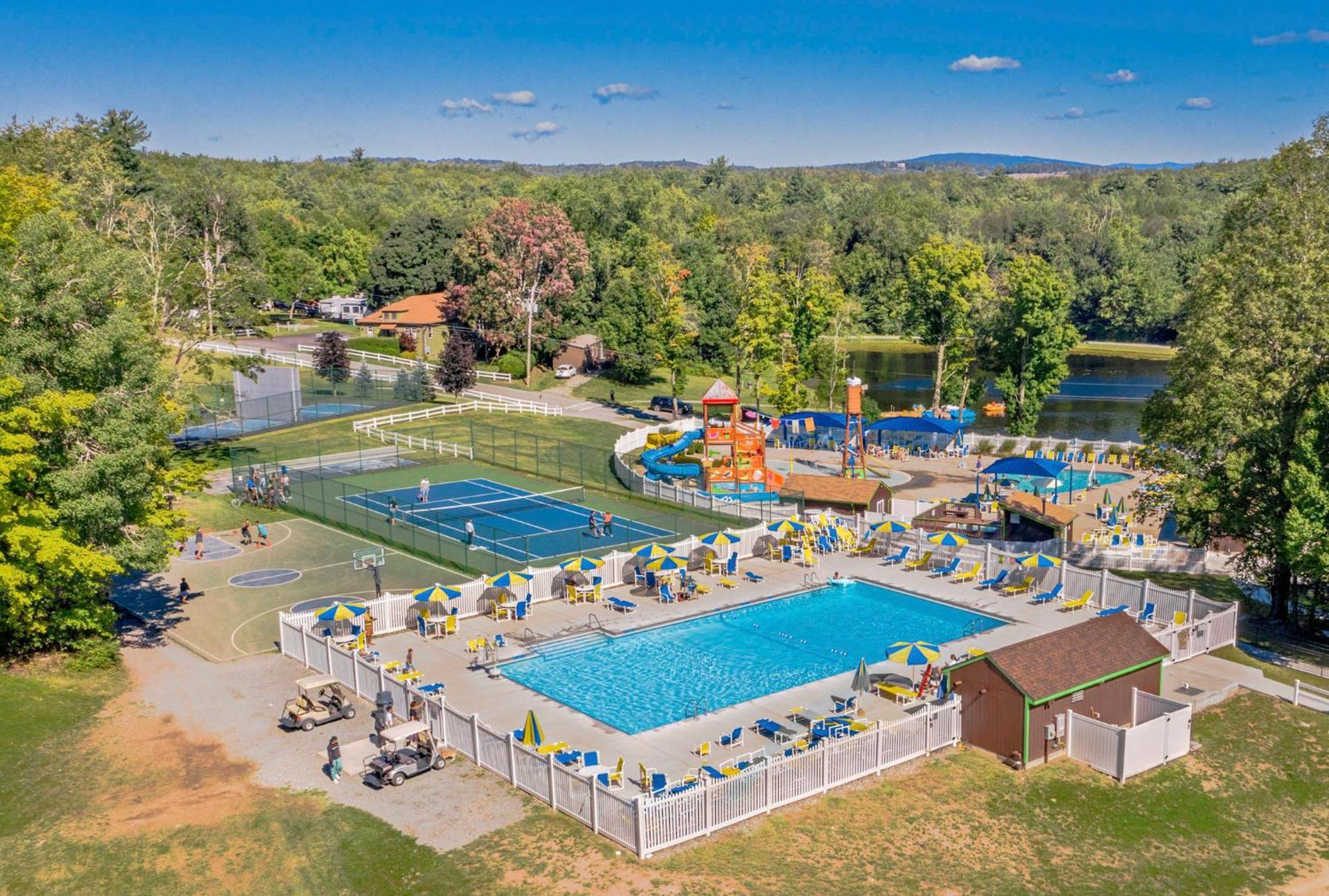 Jellystone Park Birchwood Acres Greenfield Park Exterior foto